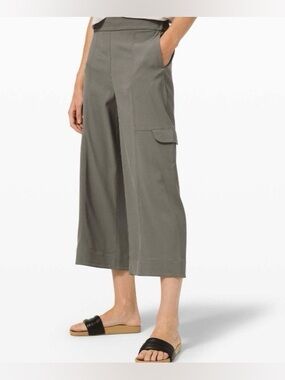 Lululemon Metropolis Maven High Rise Crop
Grey Sage- Size 10. EUC